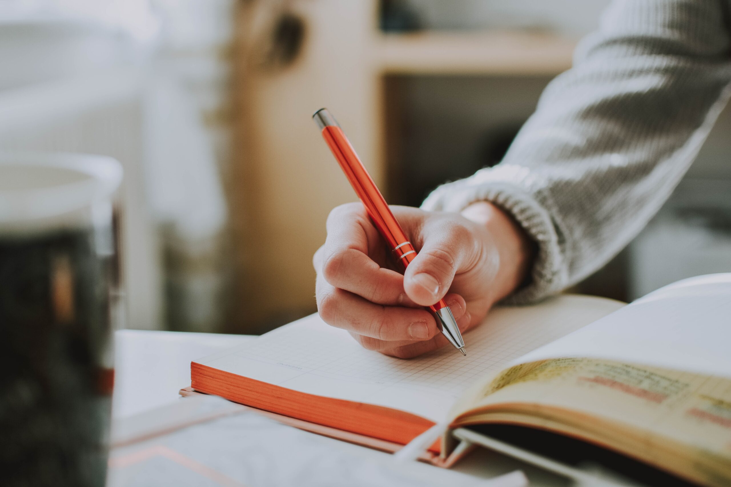 La mano doi un ragazzo che scrive simbolo del Concorso Letterario Anni Verdi