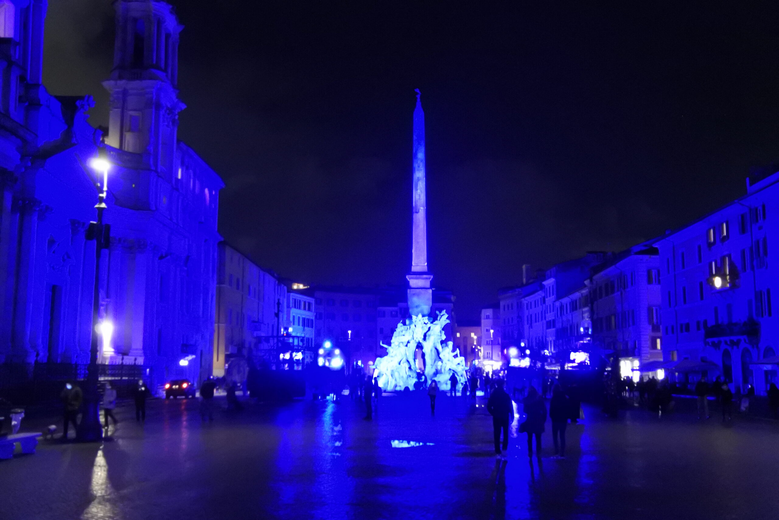 Piazza Navona illuminata di blu cobalto